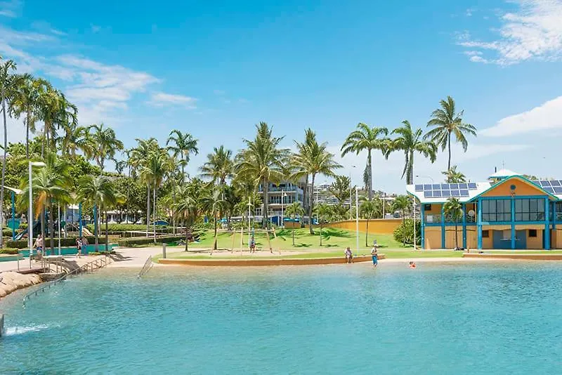 2Br Unit With Balcony At The Strand Townsville Appartement