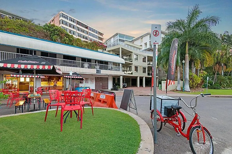 2Br Unit With Balcony At The Strand Townsville Australië