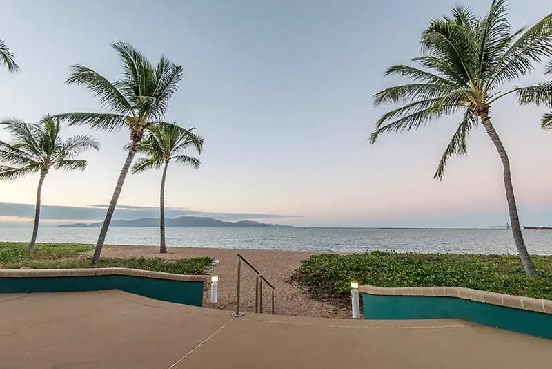 2Br Unit With Balcony At The Strand Townsville